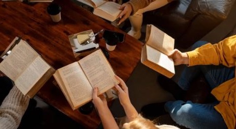 El verano se llena de letras en Lorenzana: arranca el Club de Lectura en el Jardín del Museo Etnográfico