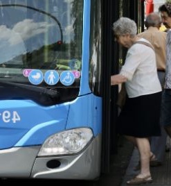 El Ayuntamiento facilita el acceso al transporte metropolitano para mayores de 60 años